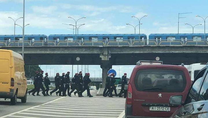 Мужчина с пакетом угрожает взорвать мост в Киеве