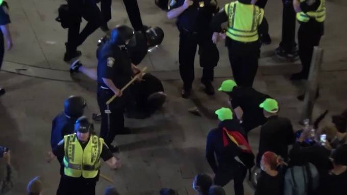 В Бостоне семь полицейских пострадали во время протестов - piter.tv - США - Бостон - Boston