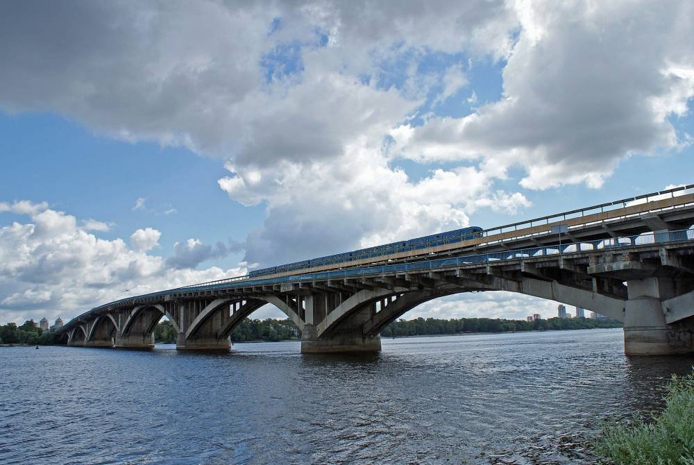 В Киеве снова заминировали мост Метро: проводится проверка