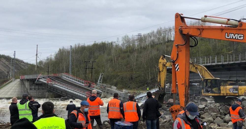 Фото: железнодорожный мост обрушился в Мурманской области