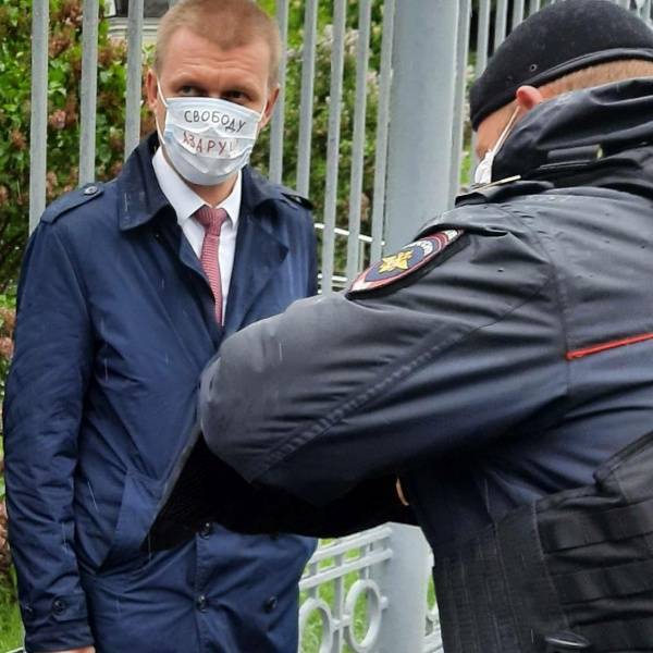Принимают всех: в Москве задержали депутата, потому что на маске было "что-то написано"