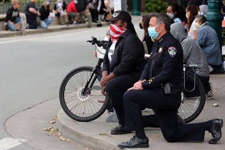 Полицейские в ряде городов США присоединяются к протестам
