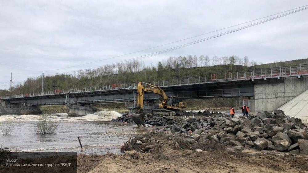 Железнодорожный мост в Мурманской области обрушился в реку