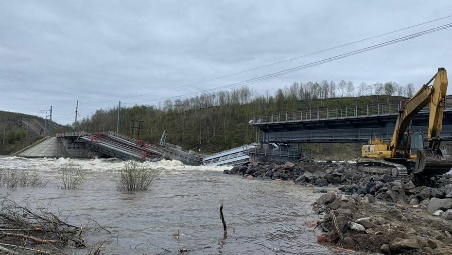 Железнодорожный мост обрушился под Мурманском