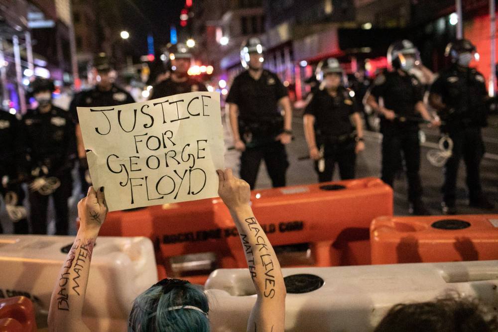Дочь мэра Нью-Йорка арестовали за участие в массовых протестах