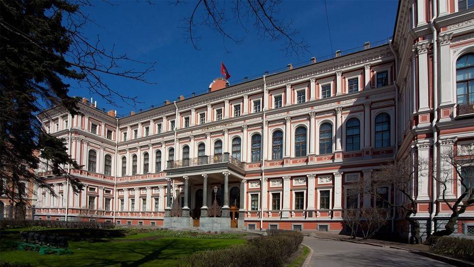 Петербургский парламент усилил давление на профсоюзы