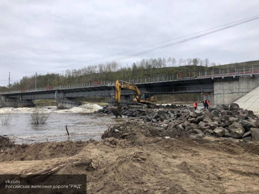 Вода подмыла опору железнодорожного моста в Мурманской области