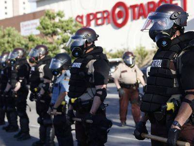 Полицейские в ряде городов США присоединяются к акциям протеста в память о Флойде