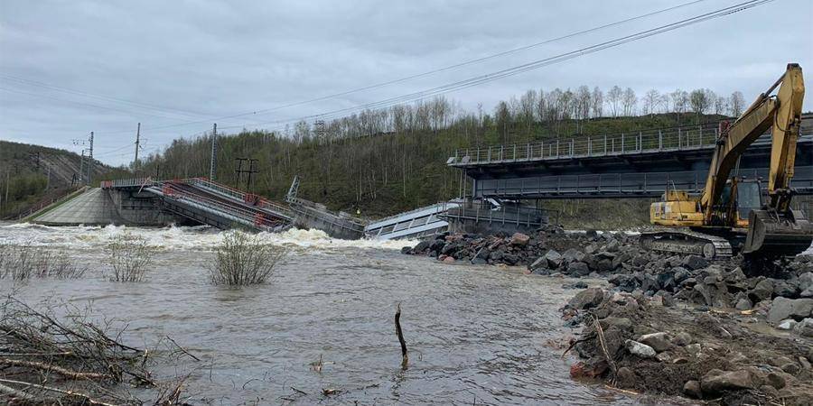 В Мурманской области обрушился железнодорожный мост через реку Кола