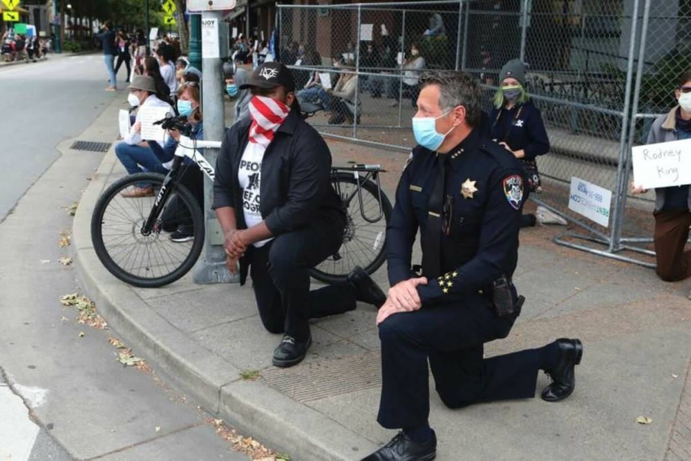 Протесты в США: полиция переходит на сторону митингующих и встает на колени – фото, видео
