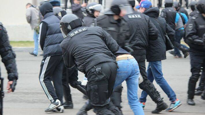 Депутат Марченко предложил ужесточить закон о митингах, чтобы защитить от них подростков