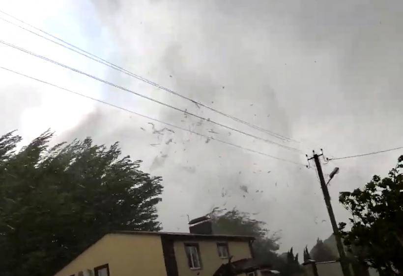 В Белгородской области мощный ураган сносит крыши домов