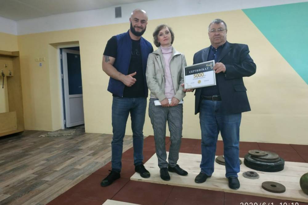 Активисты молодежного крыла "Оппозиционной платформы - За жизнь" помогают детям в разных регионах Украины