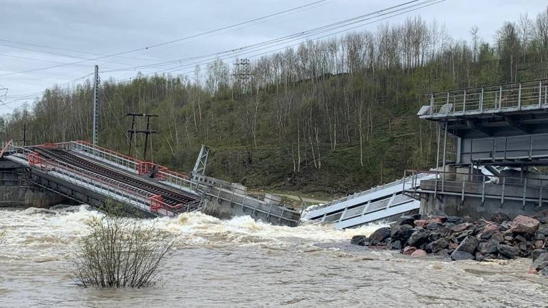 В Мурманской области из-за паводка обрушился железнодорожный мост