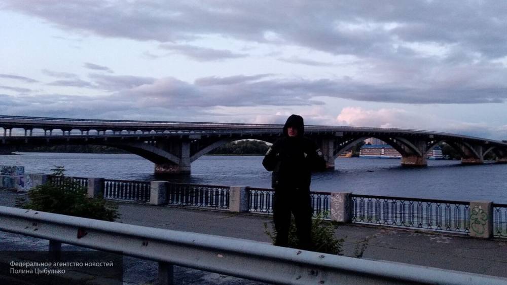 Угрожавшего взорвать мост Метро привлекут к уголовной ответственности в Киеве