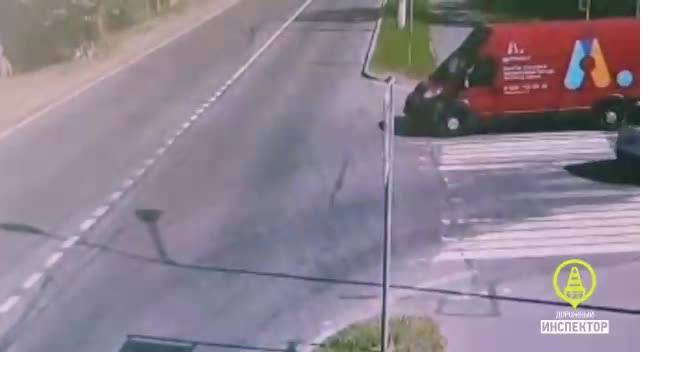 В Кронштадте мопед врезался в микроавтобус на перекрестке