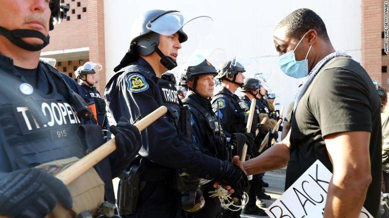 Протесты в США: полиция в ряде городов поддержала митингующих