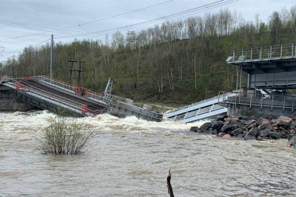 Обрушился мост, связывавший Мурманск с остальной Россией