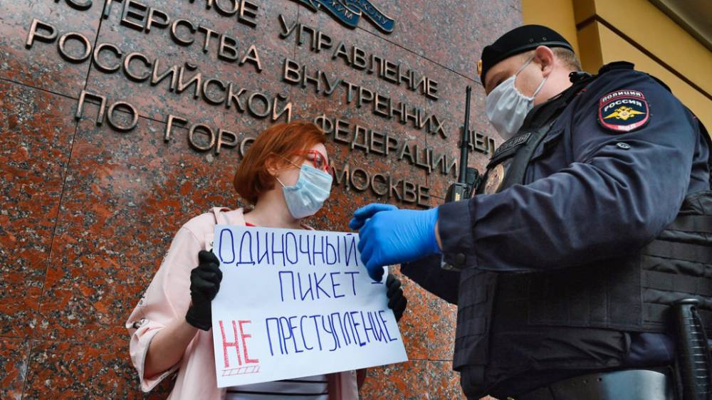 В Москве у здания МВД вновь задерживают участников акции в поддержку Ильи Азара