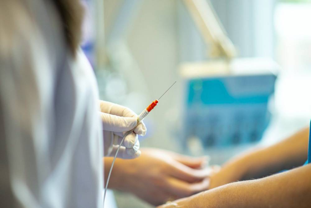 В Житомирской больнице зафиксировали вспышку коронавируса: инфицированы 19 медиков и семь пациентов