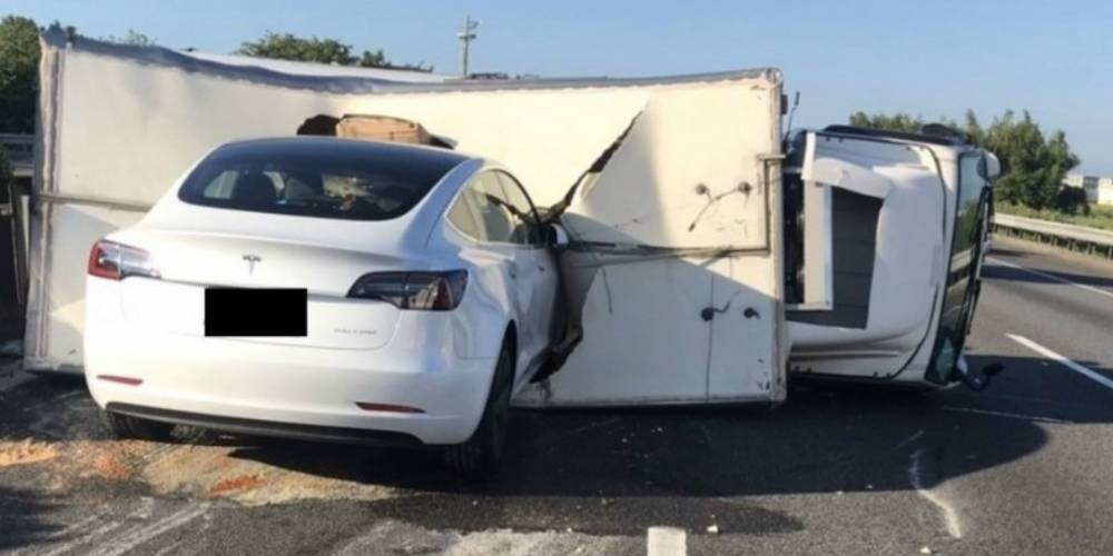 Tesla на автопилоте врезалась в перевернутый грузовик. Видео