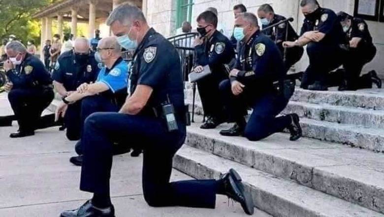 Фото дня: полиция Майами встала на колени перед протестующими
