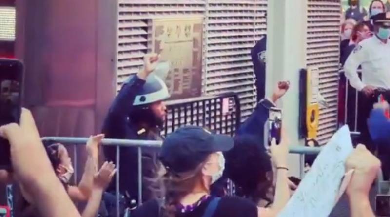В Нью-Йорке офицеры полиции преклонили колени рядом с протестующими (видео)