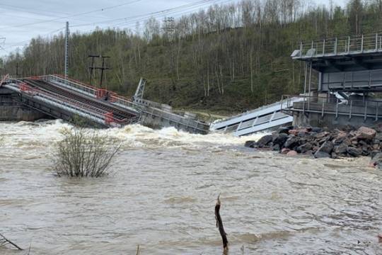 Под Мурманском рухнул железнодорожный мост через реку Кола