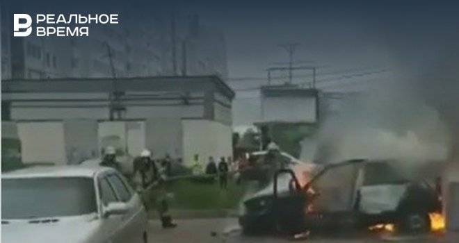 В Казани во время тушения горящего автомобиля у пожарных порвался шланг