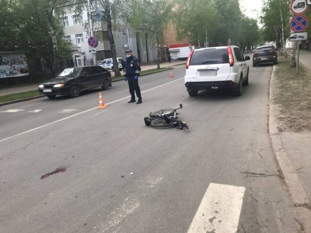 В Сыктывкаре внедорожник сбил двух человек на велосипеде