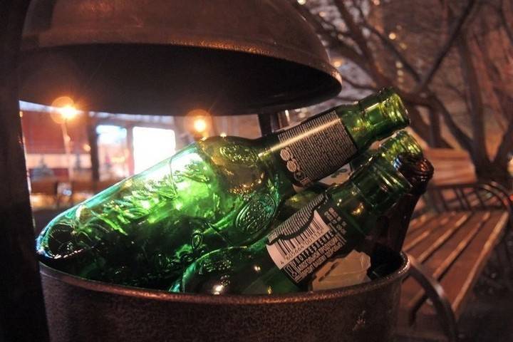 Собянин подписал закон о запрете продажи алкоголя в наливайках