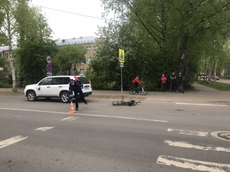 В Сыктывкаре сбили велосипедиста, который вез четырехлетнего ребенка