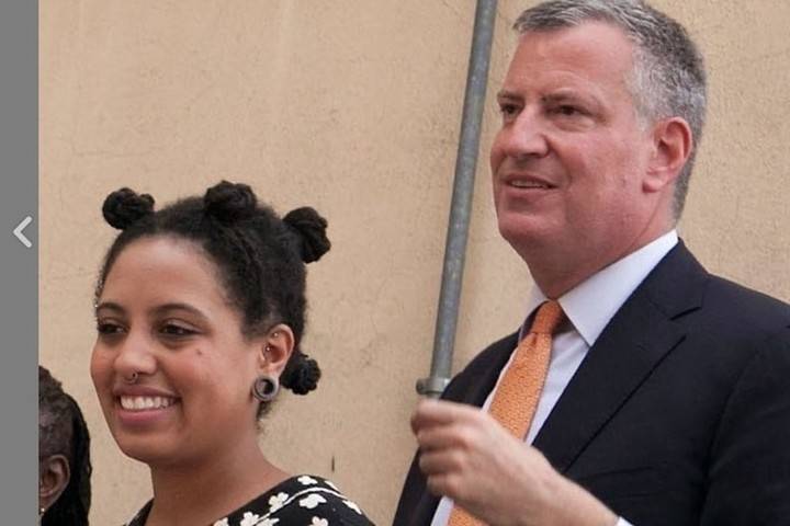 Мэр Нью-Йорка заявил, что уважает взгляды арестованной дочери