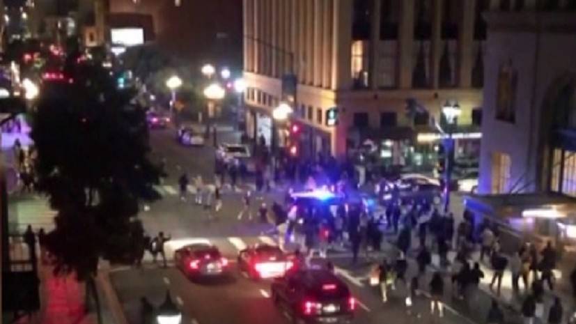 Полицейская машина въехала в толпу протестующих в США — видео