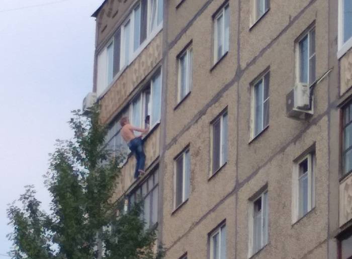 В Уфе мужчина повис на балконе 8 этажа