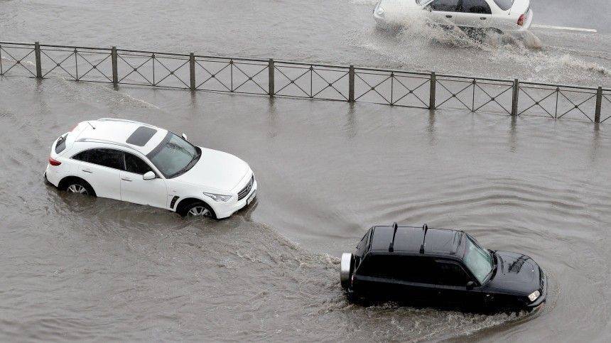 Первый летний ливень затопил Санкт-Петербург — видео