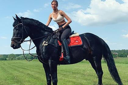 Самая перспективная российская модель снялась в бюстгальтере верхом на лошади