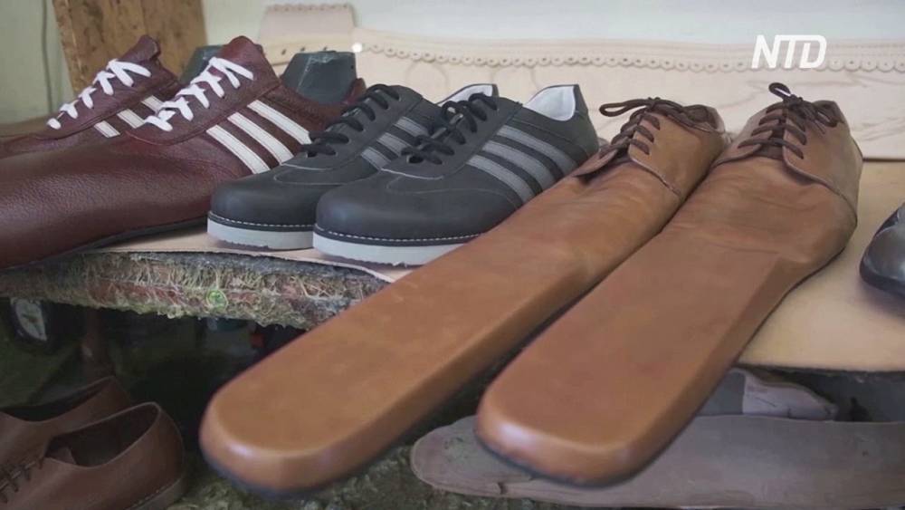 Румынский сапожник шьёт обувь социального дистанцирования (видео)
