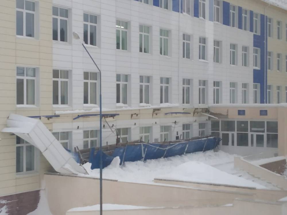 В Башкирии у школы обвалился козырек