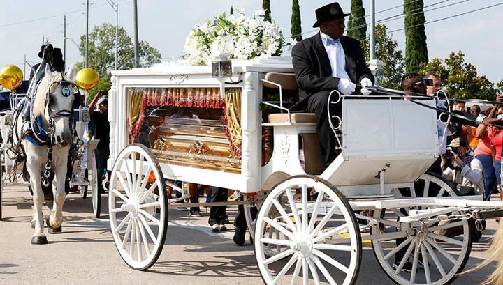 Афроамериканец Джордж Флойд похоронен на кладбище в пригороде Хьюстона