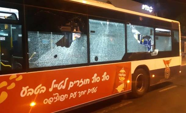 Арабские беспорядки в Яффо: толпа хулиганов разгромила автобус