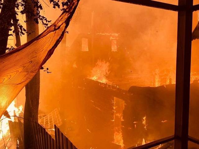 Огненный ад: на озере Увильды сгорели частные дома в садовом товариществе