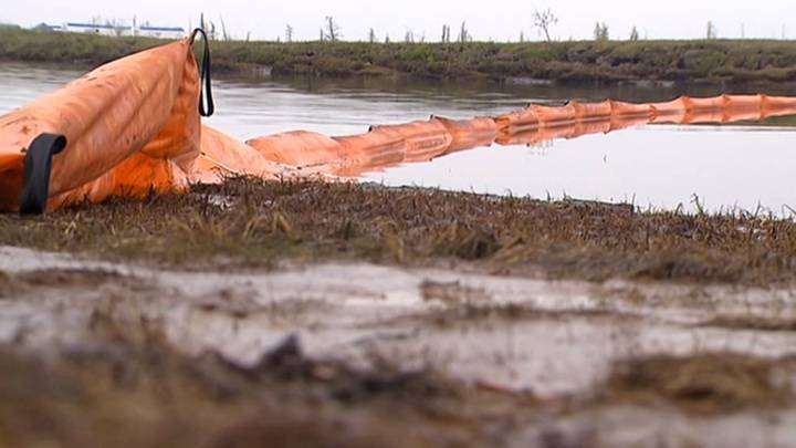 После аварии под Норильском спасатели очистили более 30 тысяч квадратных метров водной поверхности
