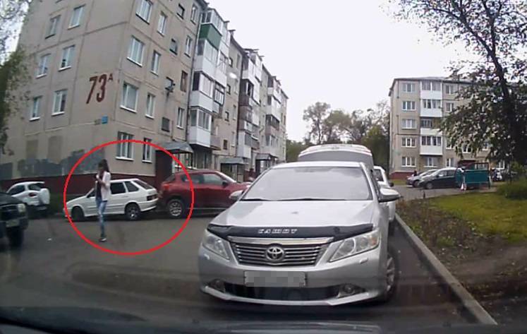 Необычное ДТП в кемеровском дворе сняли на видео