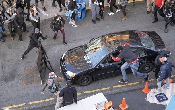 В США автомобиль въехал в толпу протестующих и водитель открыл стрельбу