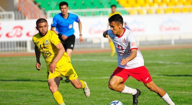 ФФТ подарила экипировку всем клубам высшей лиги Таджикистана