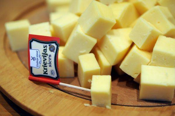 Латыши в недоумении: Почему в Латвии продаётся сыр «Российский»?