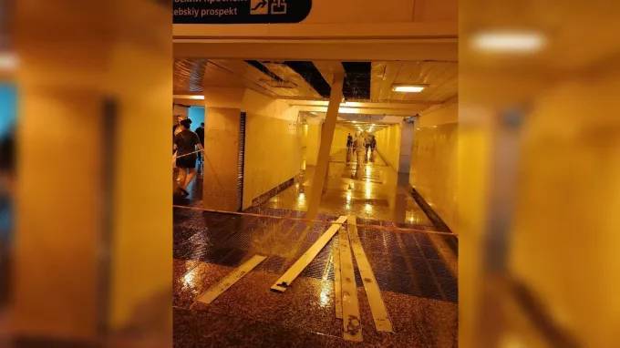 Потолки в пешеходном переходе у метро "Купчино" не выдержали ливень