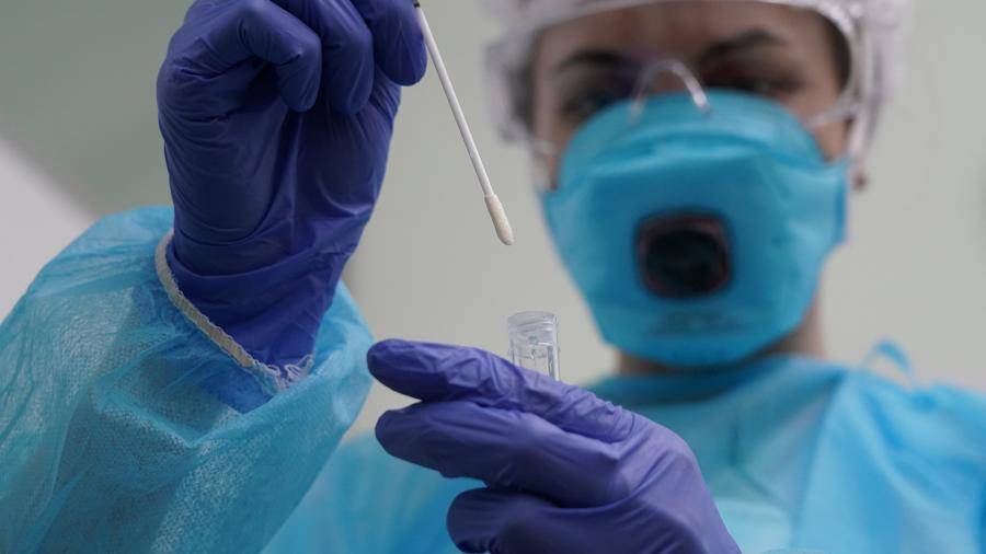 В России по официальным данным выявлено 8404 новых случая коронавируса за сутки