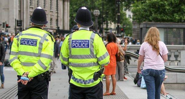 Лондонские полицейские удрали от протестующих
